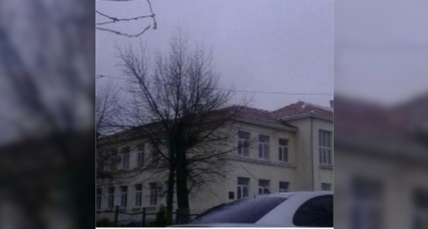 «Боюсь, что рухнут потолки на головы детей»: в пригороде Новороссийска здание школы осталось без крыши