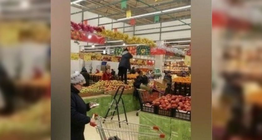 «Пешком по яблокам»: жители Новороссийска сфотографировали, как продавец гипермаркета топчется на фруктах