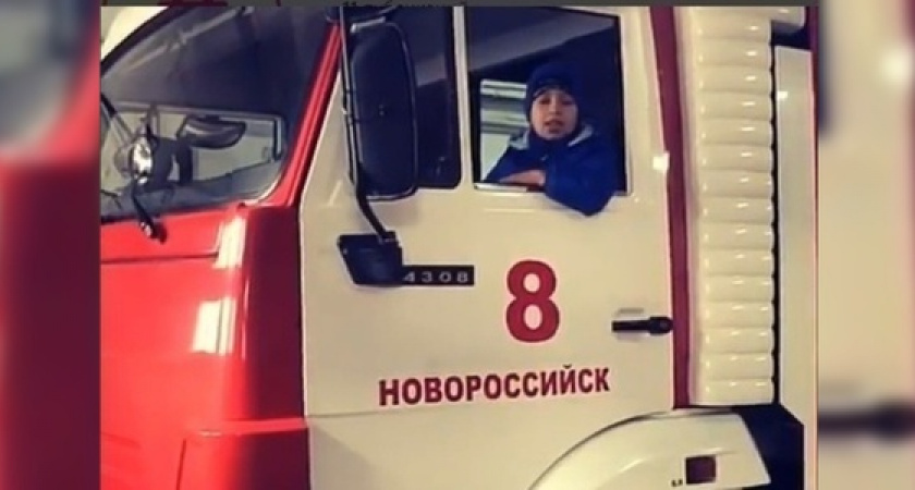 «Спасибо, спасатель!»: в сети появилось видео, как мальчишка из Новороссийска поздравляет сотрудников МЧС с праздником