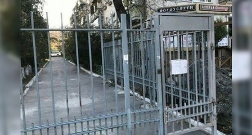 Забор, установленный в одном из дворов Новороссийска, преградил путь к детскому саду