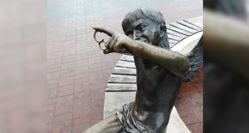 Вандалы повредили скульптуру ангела с обручальными кольцами у ЗАГСа в Новороссийске