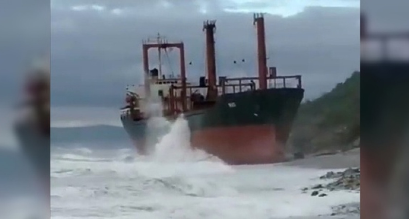 Под Новороссийском теплоход сел на мель: в Сети появилось видео с места происшествия