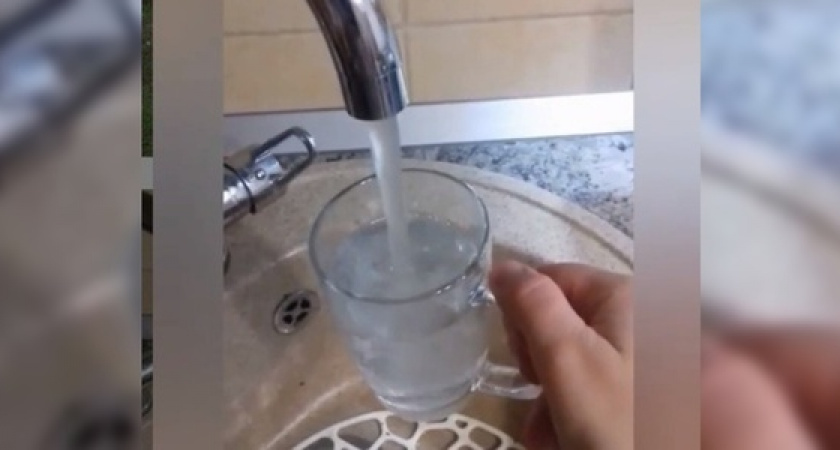 Жительница Новороссийска сняла видео, как из крана идет вода с белыми хлопьями
