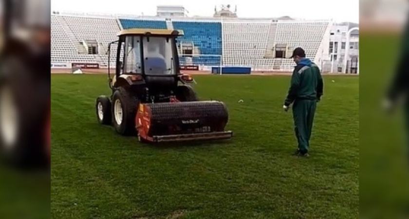 Московские специалисты приступили к ремонту футбольного поля стадиона «Центральный» в Новороссийске: первые видео