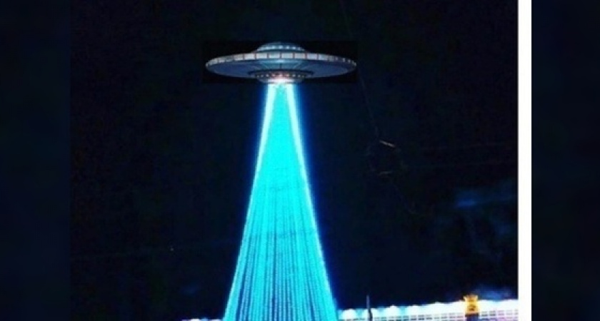 Инопланетная гостья: новороссийцы создают мемы про новую городскую елку