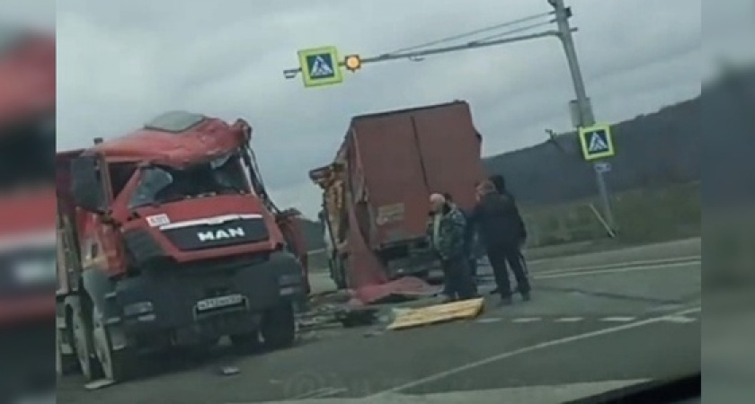 Два большегруза столкнулись на трассе под Новороссийском: кадры с места происшествия