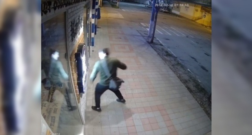 Новороссийцев просят помочь разыскать вандалов, разбивших вывеску кафе: видео инцидента