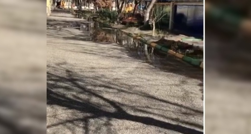 «Новые памятники — это, конечно, красиво, но, может, стоит купить одну целую трубу?»: новороссийцы сняли видео, как канализация заливает территорию детского сада