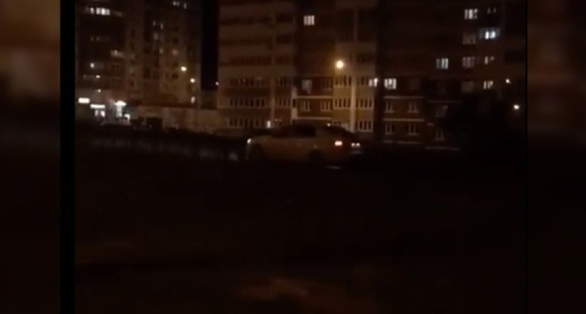 Жители Новороссийска сняли на видео, как у мемориала "Малая земля" разъезжают автомобили