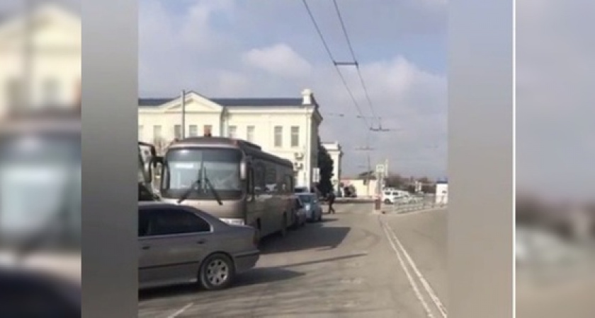 «Платная парковка пустая!»: новороссиец снял видео, как на привокзальной площади водители из экономии массово нарушают ПДД