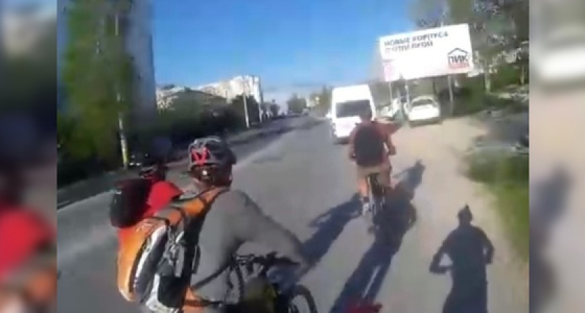 Конфликт на дороге: дорожная перепалка между водителем маршрутки и велосипедистами Новороссийска попала на видео