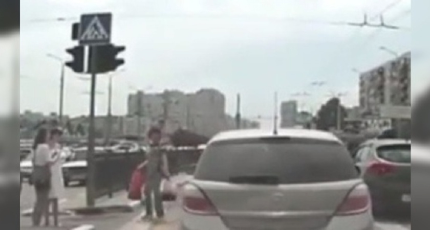 Женщина-пешеход спровоцировала аварийную ситуацию на дороге в Новороссийске: видео обсуждают в Сети