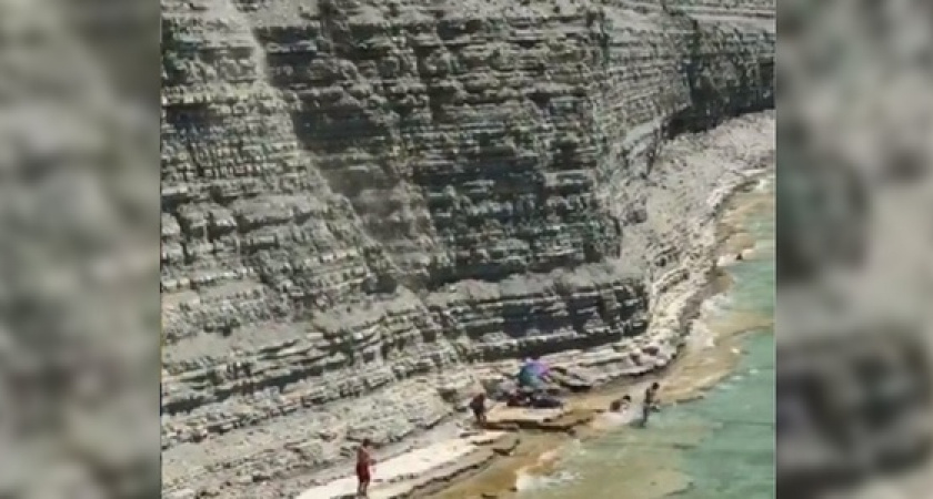 Туристов, отдыхающих на диком пляже под Геленджиком, накрыл камнепад: происшествие попало на видео