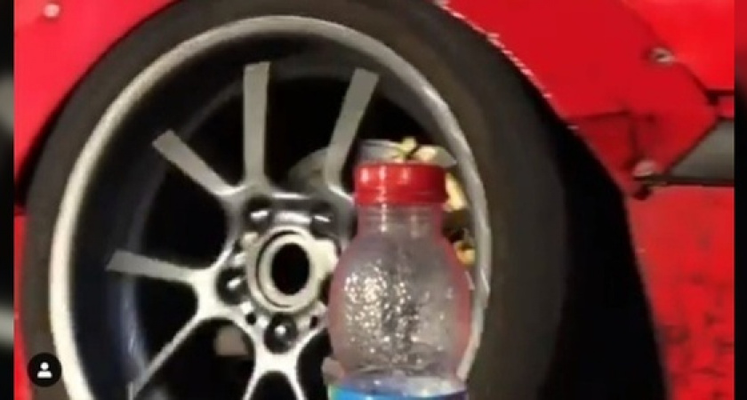 Новороссиец открыл бутылку бампером дрифтующей машины: видео трюка