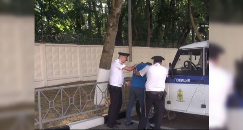 Москвич грабил автомобили новороссийцев с помощью сканера сигнализации: видео задержания