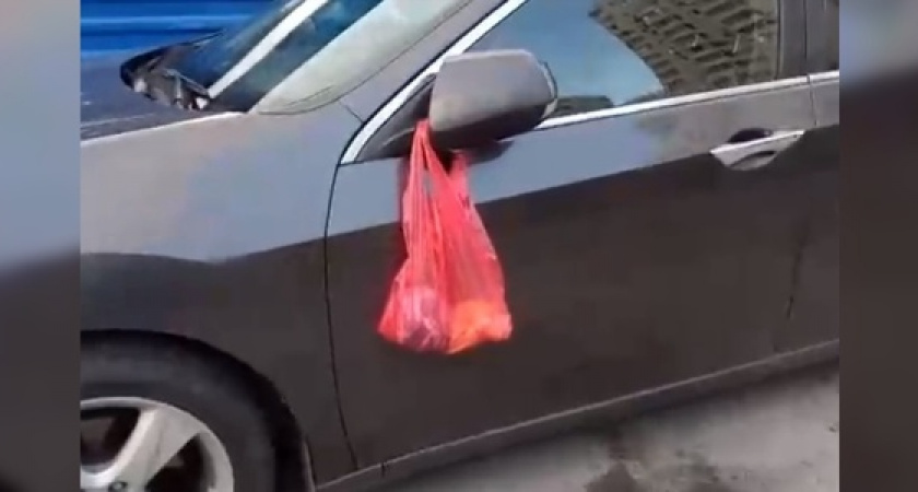 В Новороссийске неизвестные «украсили» припаркованные рядом с помойкой автомобили  пакетами с мусором: очевидцы сняли видео