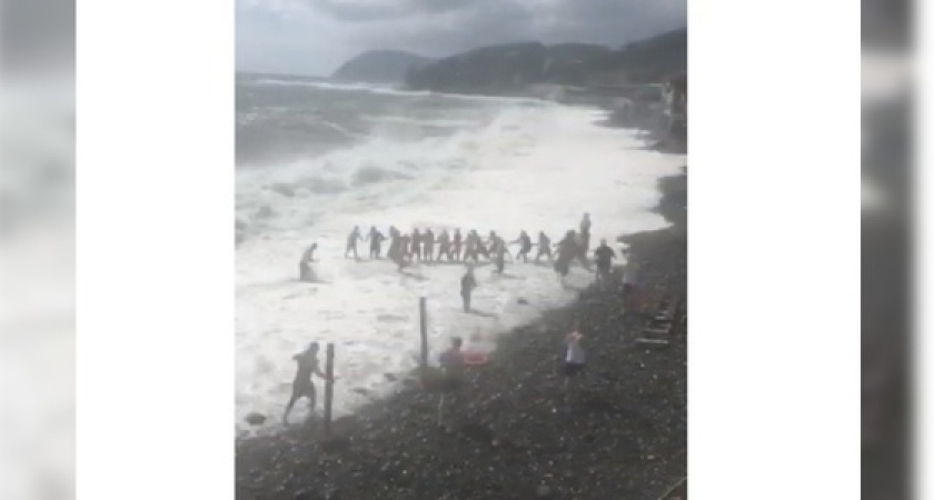 «Было очень страшно. Против таких волн человек бессилен»: новороссийцы сняли на видео спасение мужчины, который оказался в море во время шторма