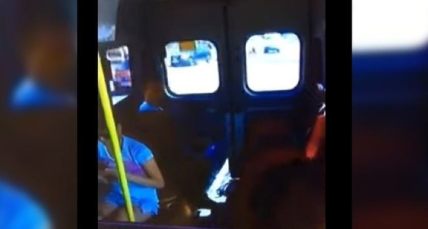 Видеорегистратор записал, как неизвестный крадет вещи спящего мужчины в маршрутке