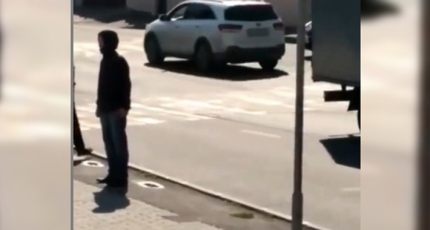 В Новороссийске странный мужчина несколько часов простоял неподвижно на улице: видео очевидцев