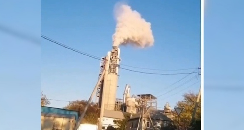 «Какой ужас!»: новороссийцы сняли на видео, как из трубы цемзавода поднимается столб густого серого дыма