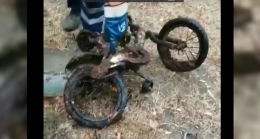 Детский велосипед нашли в канализационном колодце коммунальщики Новороссийска