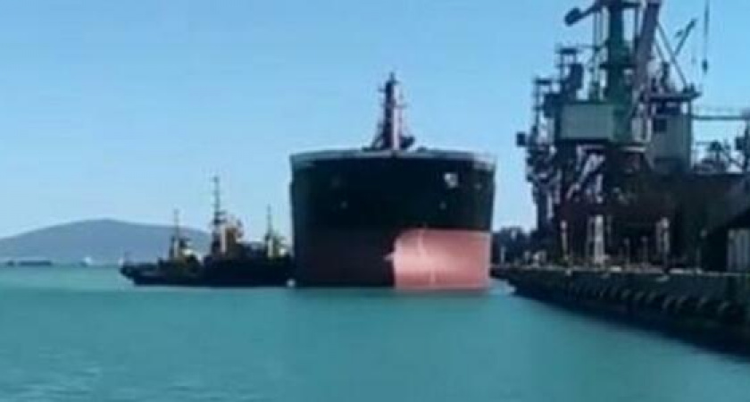 «Парковка» зерновоза. В Сети появилось ускоренное видео швартовки балкера в Новороссийске