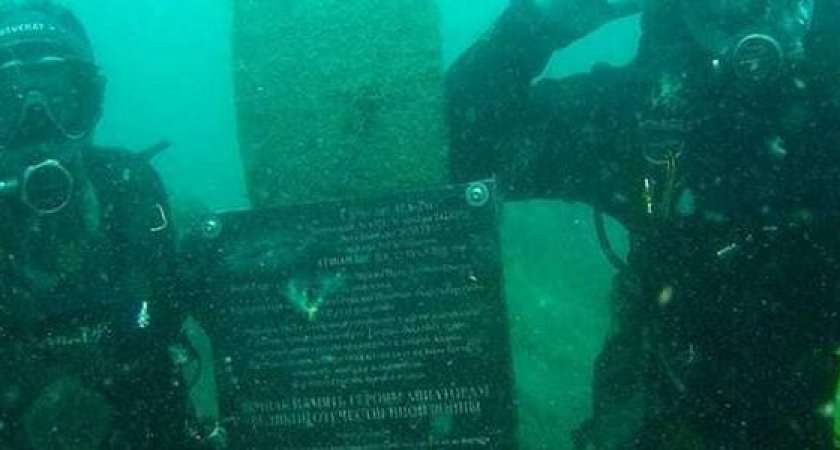 На дне моря под Новороссийском установили мемориал погибшим в годы ВОВ летчикам