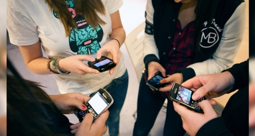 Роспотребнадзор предложил запретить использование смартфонов в школах