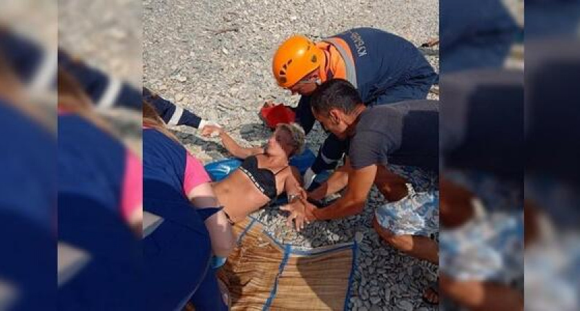 В Геленджике на диком пляже на туристку упал огромный камень и раздробил ей голень