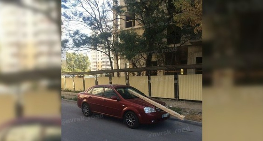 В Новороссийске на припаркованное около стройки авто упал деревянный брус