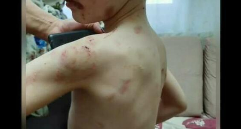 В Новороссийске соседи обнаружили в залитой водой квартире избитого ребенка. Шокирующее видео