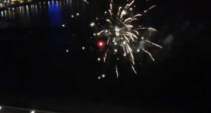 На набережной Новороссийска всё-таки прогремел новогодний салют