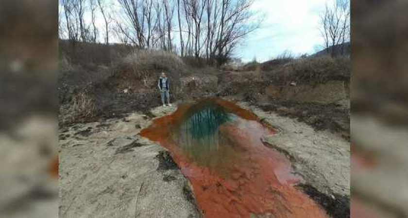 Карстовый провал под Новороссийском приобрел фантастический терракотовый цвет