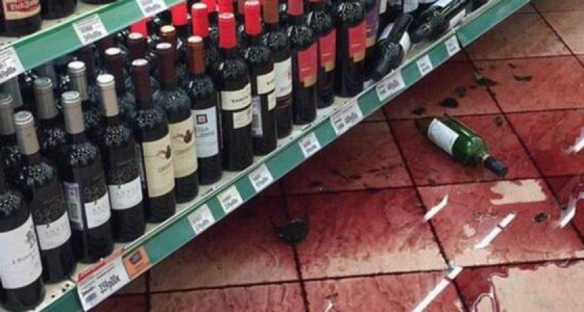 В Новороссийске пьяная девушка устроила дебош в магазине: дама кричала и била  бутылки (видео)