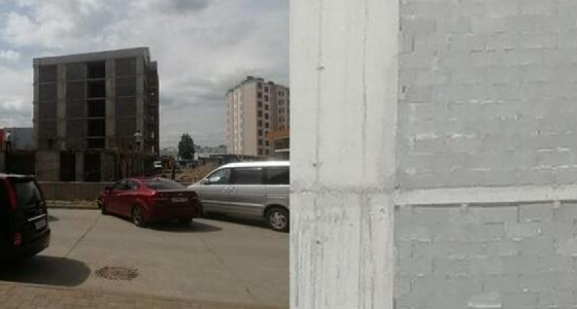 "Потом удивляются, что стены текут!": новороссийцы заметили щели в стенах строящегося элитного ЖК в Новороссийске