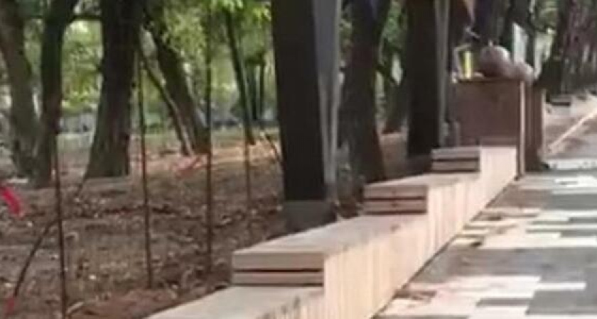 «Лавочка для сауны»: в парке Фрунзе Новороссийска мраморный парапет обшили деревом
