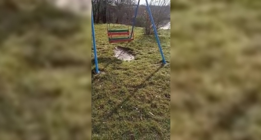 Дети в селе Большие Хутора вынуждены играть в грязи