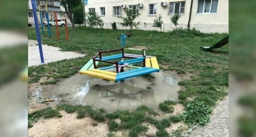 «Просто позор!!!»: жители Новороссийска возмущены состоянием детской площадки в одном из дворов в центре города