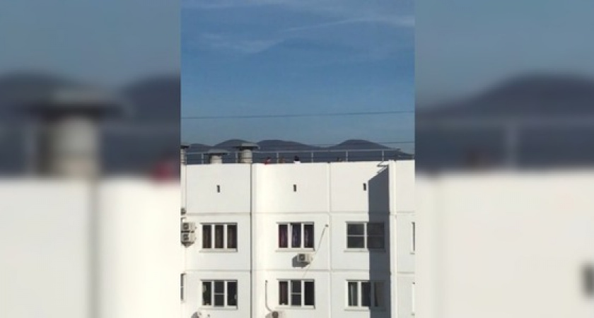 Жители Новороссийска сняли на видео детей, гуляющих по крыше 16-этажки
