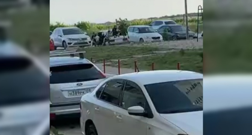 Новороссийцы засняли на видео, как дети прыгают по припаркованному во дворе автомобилю