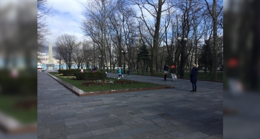 Новороссийцы возмущены: родители позволяют детям топтать клумбы и газоны на площади Героев