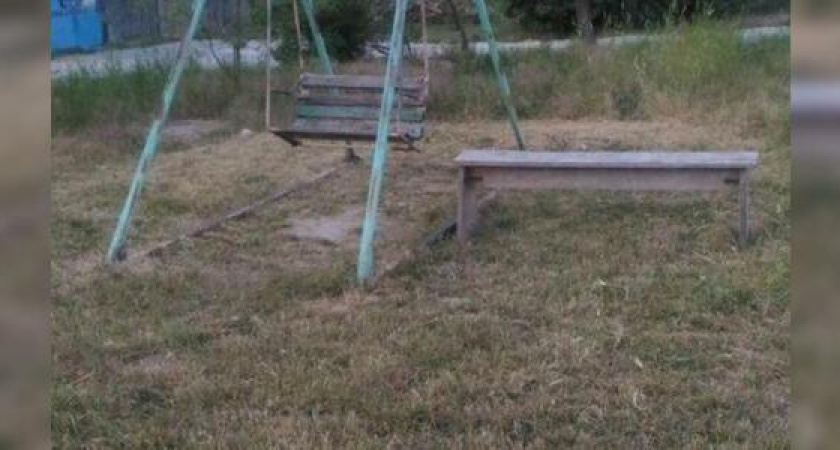 «Наши дети играют на проезжей части»: жители станицы Раевской просят администрацию города построить детскую площадку