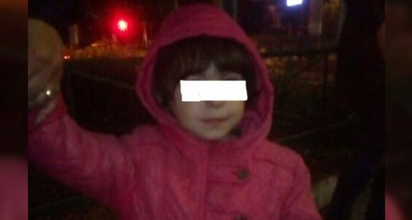 В Сети появилось видео, как в Новороссийске под колеса автомобиля попала девочка в наушниках