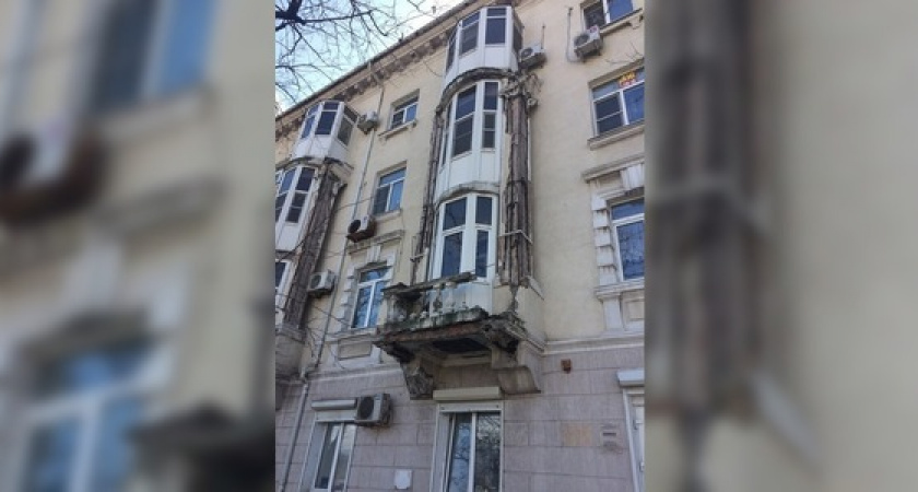 Обветшалые балконы дома на набережной Новороссийска отремонтируют