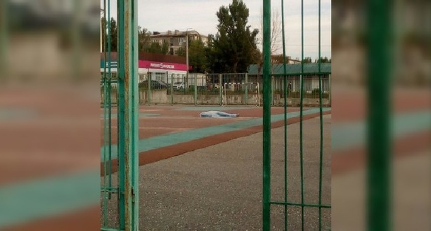 В Новороссийске на школьном стадионе умер мужчина