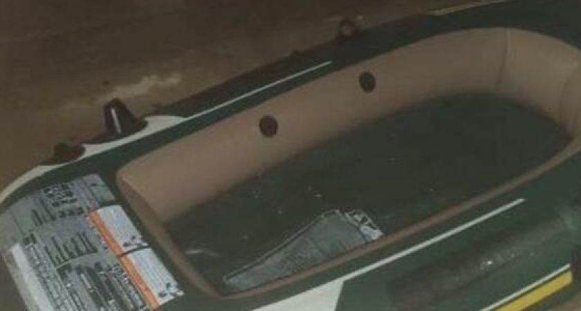 В Новороссийске в море обнаружили пустую резиновую лодку. Сейчас полицейские ищут владельца