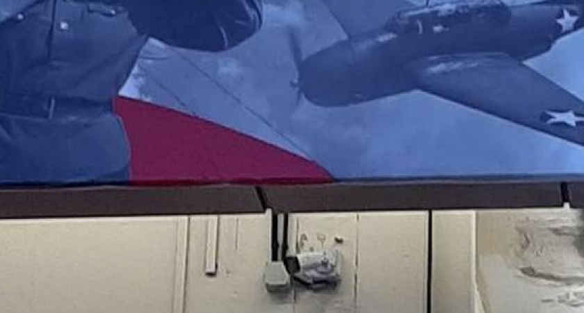 Новороссийцы заметили на плакате к 9 Мая американские бомбардировщики