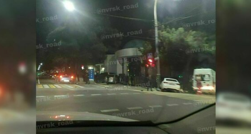 «Тойота» вылетела на тротуар после столкновения с «Хендай» в центре Новороссийска. Момент ДТП попал на видео