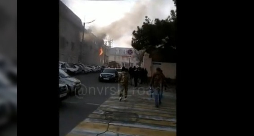 В центре Новороссийска горит гостиница. Видео с места пожара