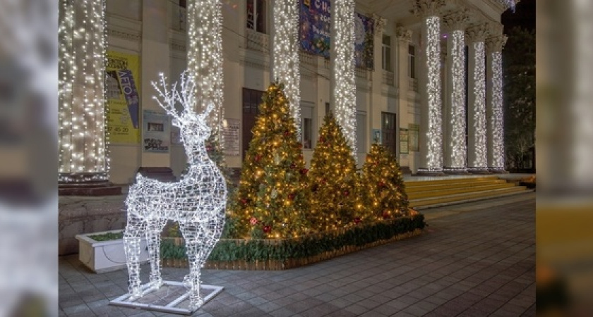 «Как красиво в этом году украсили город!» Новороссийцы делают волшебные снимки на фоне новогодних украшений